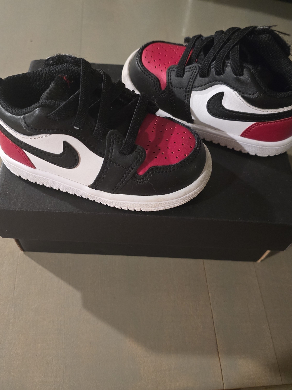 Toddler 6c Low-Top Athletic Sneakers in Black, White & Red